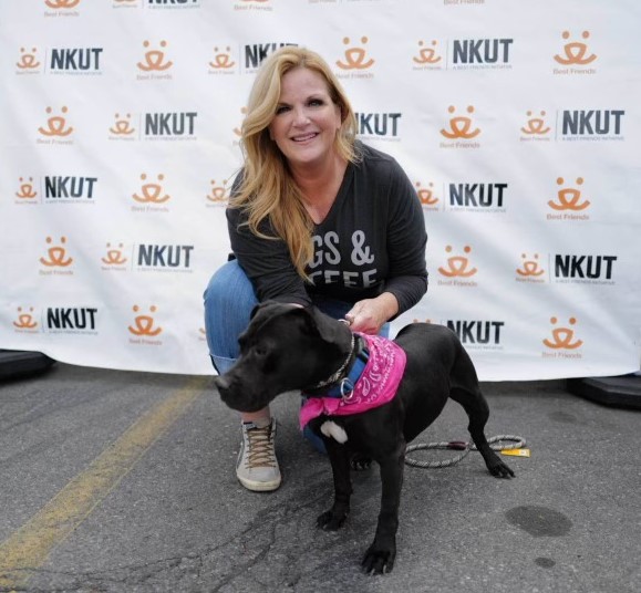 Trisha Yearwood Visits Salt Lake City Pet Food Drive to Benefit Best Friends  | Pet Age